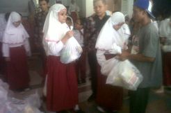 BBM Naik, Siswa SD Bagikan Sembako ke Warga Miskin