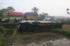 Hindari Tabrakan, Bus Terguling ke Sawah