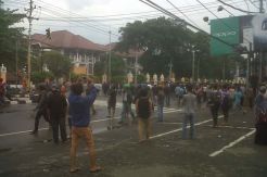 Demo BBM, Mahasiswa di Yogya Perang Batu dengan Polisi