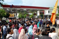 Protes BBM Naik, Mahasiswa Unsrat Blokir SPBU