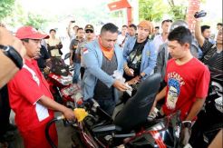 Protes BBM Naik, Mahasiswa Unsrat Bagikan Uang di SPBU