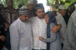 Jenazah Sri Wahyuni Dimakamkan, Anggia Nyaris Semaput