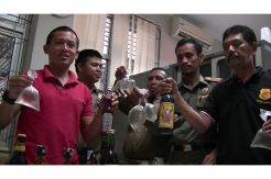 Miras Oplosan Dikemas Plastik untuk Kelabuhi Petugas