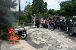 Tolak Kenaikan BBM, HMI Bakar Sepeda Motor