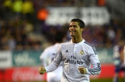 Ronaldo Dua Gol, Madrid Sikat Eibar
