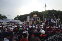 Diguyur Hujan, Buruh Bertahan di Kantor Bupati Serang
