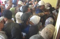 Ratusan Warga Berdesakan Antre Pembagian Uang Kompensasi Kenaikan BBM