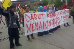 Tolak BBM Naik, PMII Purwakarta Segel SPBU