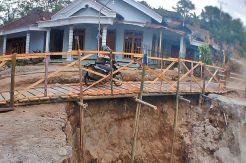Warga Dirikan Jembatan...