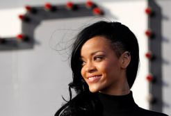 Rihanna Bocorkan Lagu Baru