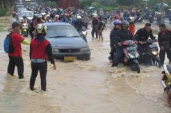 Banjir, Jalan R Suprapto Batam Macet Panjang