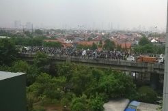 Buruh Blokir Jalan Tol...