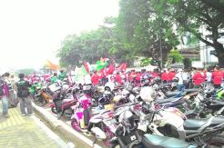 Ratusan Buruh Tutup...