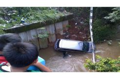Hindari Pejalan Kaki Mobil Terjun ke Kanal