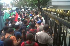 Suropati Geruduk Gedung...