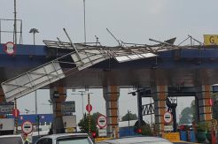 Papan Reklame Ambruk, 6 Loket Pintu Tol 2 Halim Ditutup