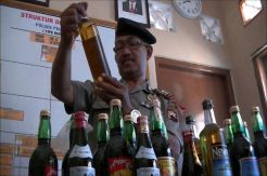 Nenek Delapan Cucu Jual Miras di Depan Gedung Agung