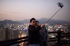 Berfoto Selfie Pakai Tongsis Bisa Masuk Penjara