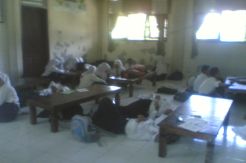 Siswa SMPN 1 Sampang Belajar di Kelas Darurat