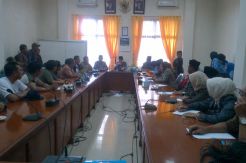 Ratusan Warga Berunjuk Rasa di DPRD Minta Jalan Diperbaiki
