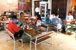 Mal Kecil di Dalam Restoran