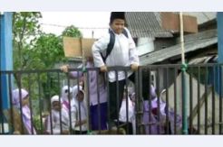 Mau Belajar, Ratusan Siswa SD Ini Harus Panjat Gerbang Sekolah