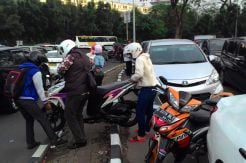 Terjebak Macet, Biker Lompati Separator