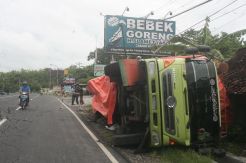 Kelebihan Muatan, Truk Beras Terguling di Wates
