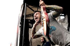 Gitaris Every Time I Die Tendang Fans