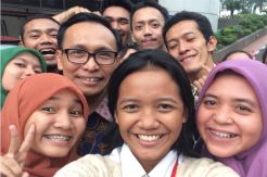 Arif Wibowo Menyempatkan Diri Berfoto Selfie