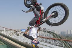 Video: Aksi Wheelie...