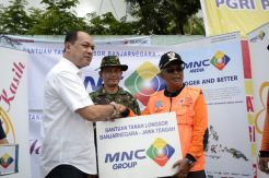 Jalinan Kasih Serahkan Bantuan untuk Korban Longsor