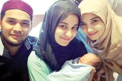 Shireen Sungkar Nikmati...