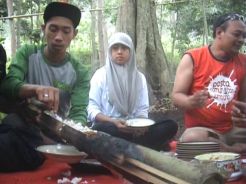 Menikmati Nasi Bumbung di Tepi Hutan