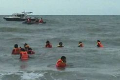 Diterjang Ombak, Perahu Nelayan Terbalik