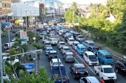 Jelang Natal, Pusat Kota Manado Macet Total