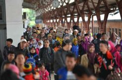 Jelang Natal & Tahun Baru, Stasiun Senen Dipadati Penumpang