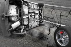 Hindari Motor, Mobil Tabrak Rumah