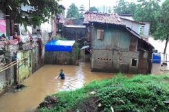 Banjir Kiriman Rendam Puluhan Rumah di Rawajati