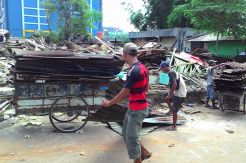 Lapak PKL Dibongkar, Pemulung Panen Besi