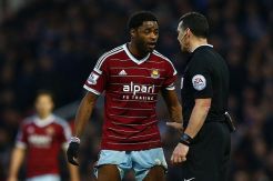 Gol Alex Song Harusnya Tidak Dianulir