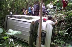 Angkut Biarawati, Mobil Innova Terguling