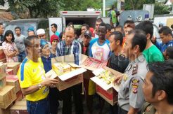 Persib Berbagi Sembako kepada Korban Banjir