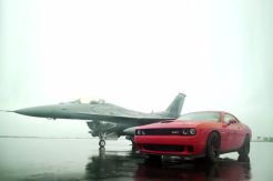 Aksi Balap Challenger Hellcat dengan F16 Fighting Falcon
