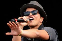 Bruno Mars & Mark Ronson Bertahan Dipuncak Tangga Lagu Inggris