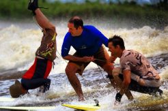 Surfing dengan Gelombang...