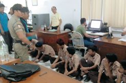 Satpol PP Ciduk Pelajar...