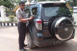 Asyik Makan Siang, Kaca...