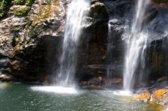 Berenang di Air Terjun Cunca Rami