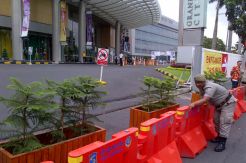 Pintu Masuk Mal Milik Hartati Murdaya Disegel